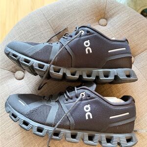 On  cloud Women's Black Athletic Shoes excellent condition